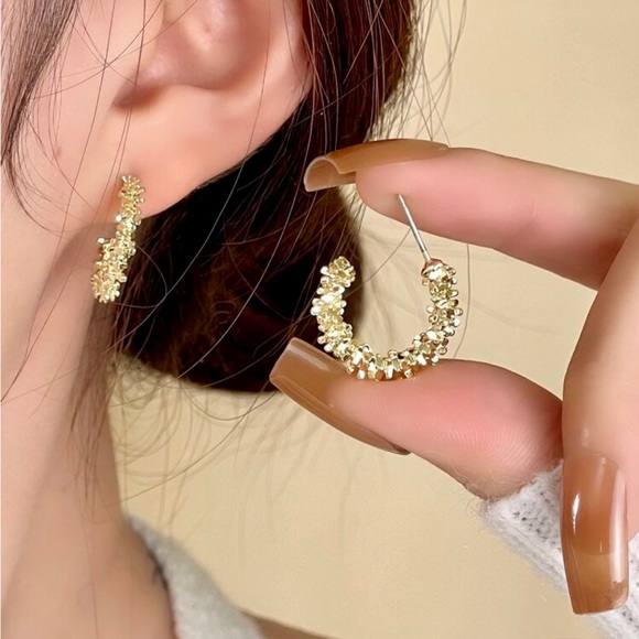 DAZY Textured Metal Cuff Hoop Earrings - Picture 3 of 9